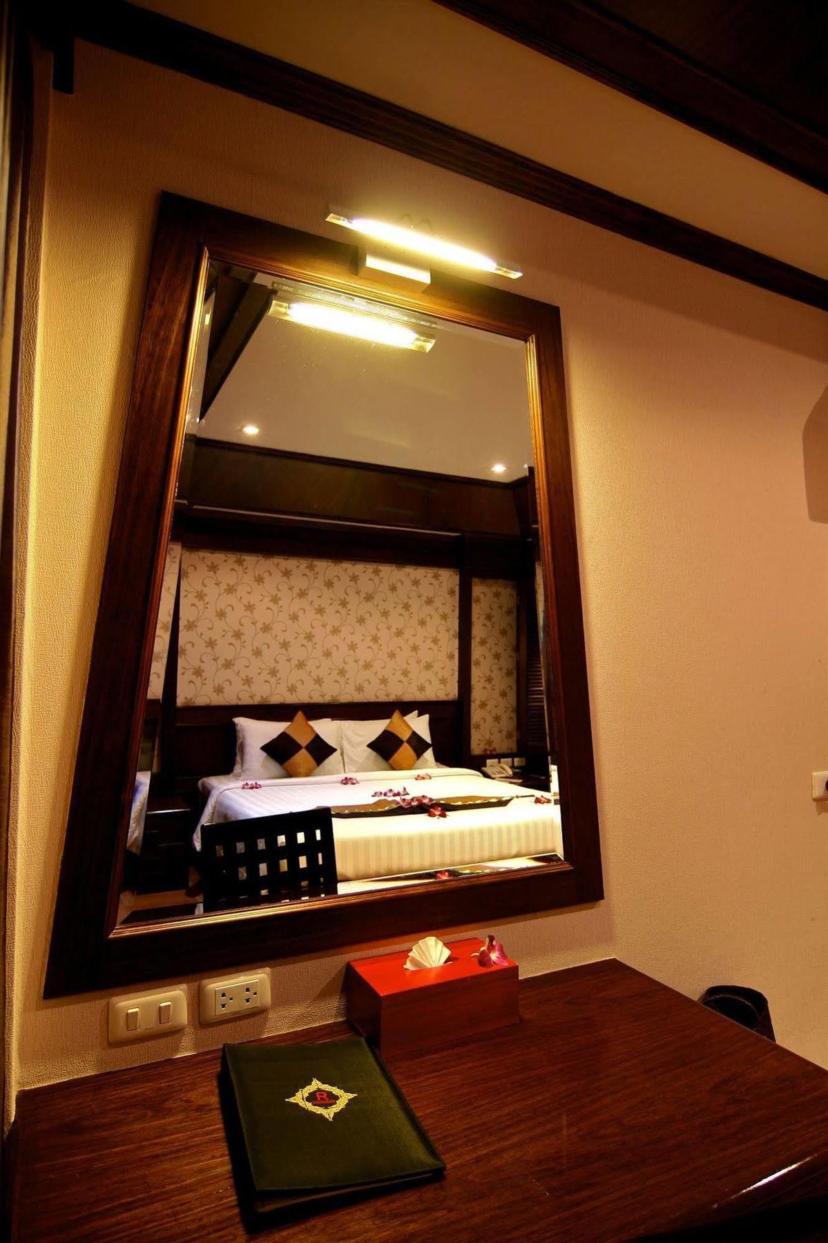 Rayaburi Hotel, Patong Екстериор снимка